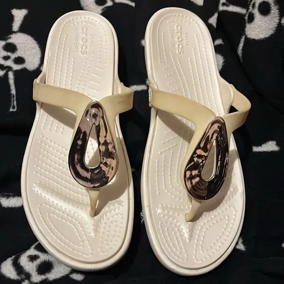 Crocs Beige and White Sandals with Tortoise Shell Accent Size 11