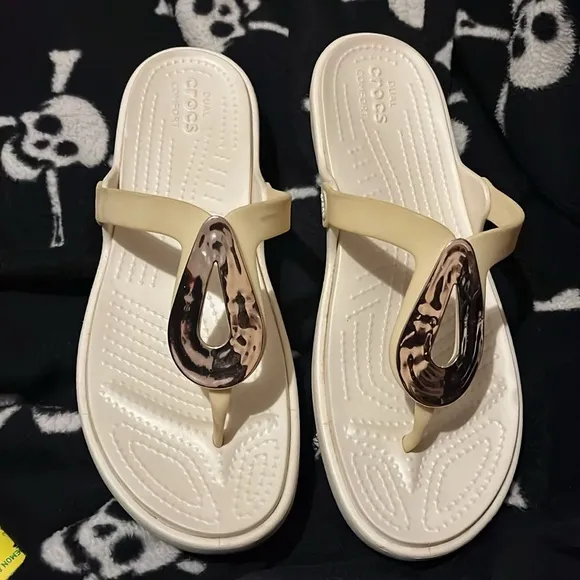 Crocs Beige and White Sandals with Tortoise Shell Accent Size 11