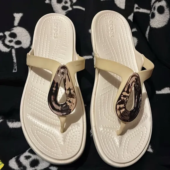 Crocs Beige and White Sandals with Tortoise Shell Accent Size 11
