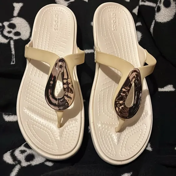 Crocs Beige and White Sandals with Tortoise Shell Accent Size 11