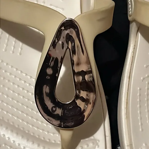 Crocs Beige and White Sandals with Tortoise Shell Accent Size 11