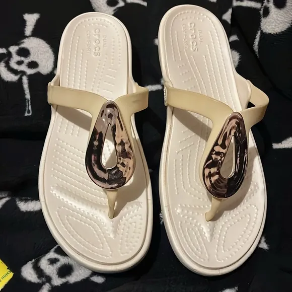 Crocs Beige and White Sandals with Tortoise Shell Accent Size 11