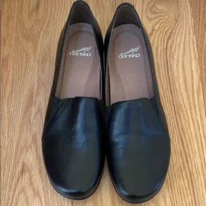 Dansko Sz 42 black leather farrah comfort shoes.