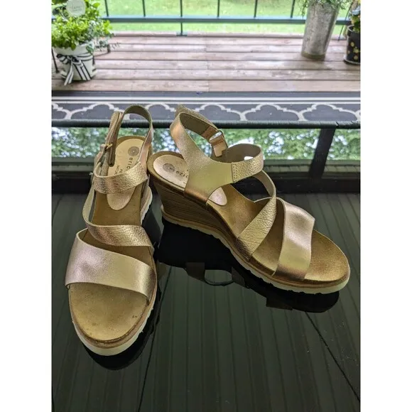 Eric Michael Sandal Womens Sz 8 Rose Gold Leather Wedge Heel AnkleStrap Metallic