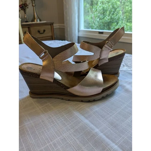 Eric Michael Sandal Womens Sz 8 Rose Gold Leather Wedge Heel AnkleStrap Metallic