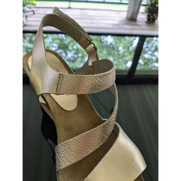 Eric Michael Sandal Womens Sz 8 Rose Gold Leather Wedge Heel AnkleStrap Metallic
