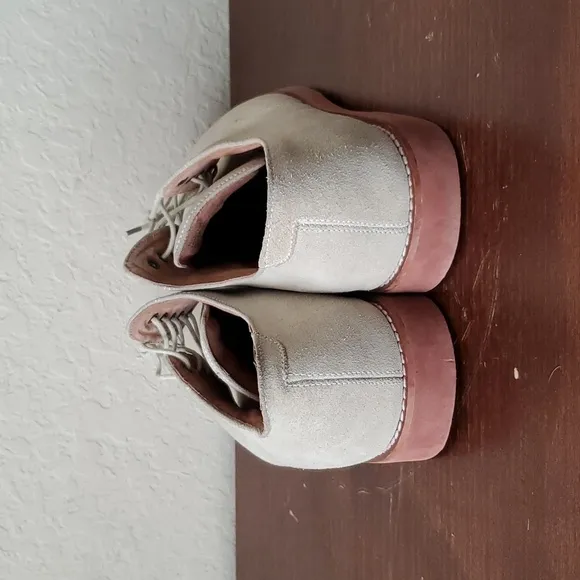 EUC. Kearny Lace Up Casual Shoes White Suede, 10M