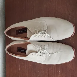 EUC. Kearny Lace Up Casual Shoes White Suede, 10M
