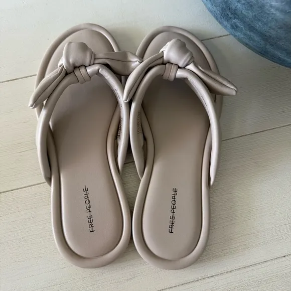 Free People Brynn Bow Sandals Flip Flops in Cream New in Box Sz 7, (38)