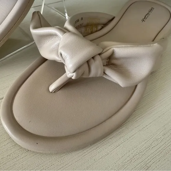 Free People Brynn Bow Sandals Flip Flops in Cream New in Box Sz 7, (38)