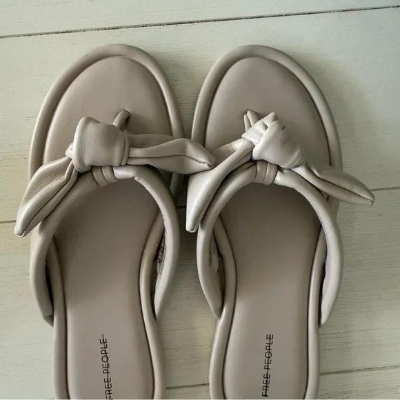 Free People Brynn Bow Sandals Flip Flops in Cream New in Box Sz 7, (38)
