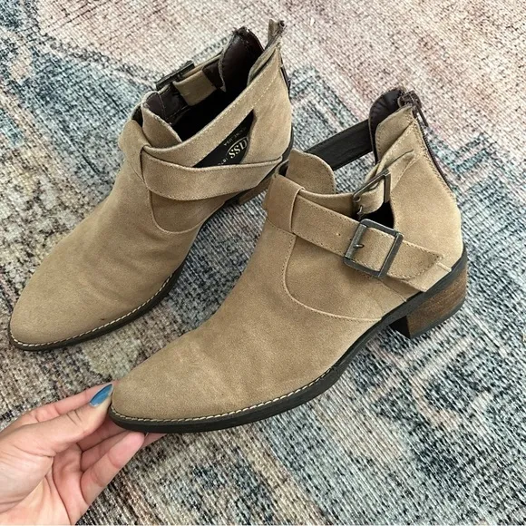G.H. Bass Co. Western Ankle Bootie Buckle Beige Shoes sz 7
