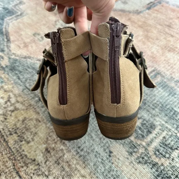 G.H. Bass Co. Western Ankle Bootie Buckle Beige Shoes sz 7