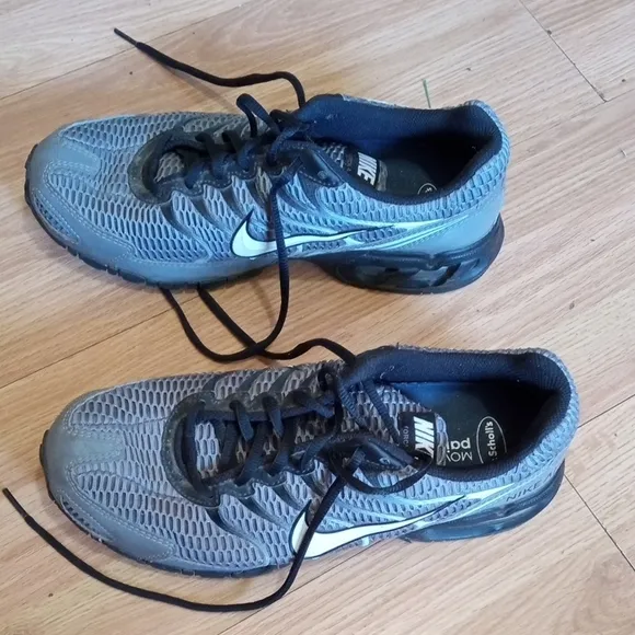 GUC Nike Air Gray Running Shoes size 9.5