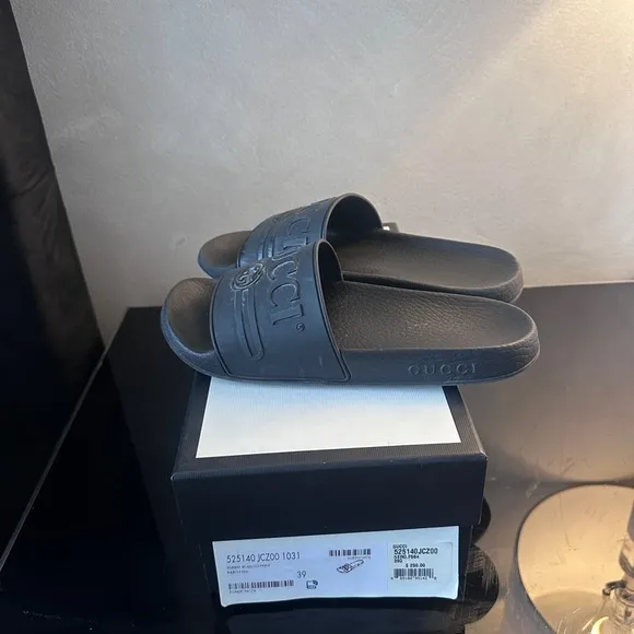 Gucci Black Sandals with Textured Strap