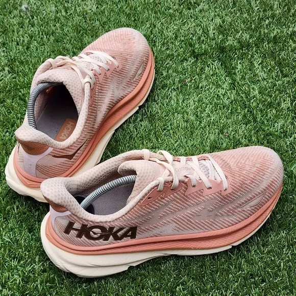 HOKA CLIFTON 9 - Womens Athletic Shoes - SIZE 9B