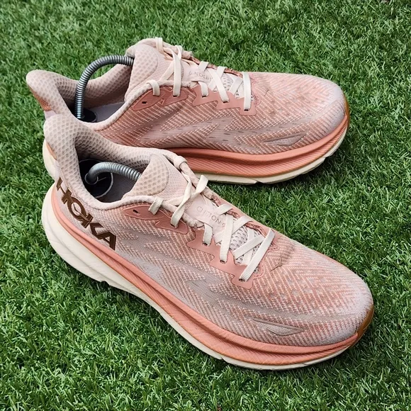 HOKA CLIFTON 9 - Womens Athletic Shoes - SIZE 9B