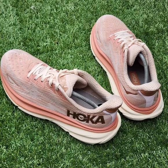HOKA CLIFTON 9 - Womens Athletic Shoes - SIZE 9B