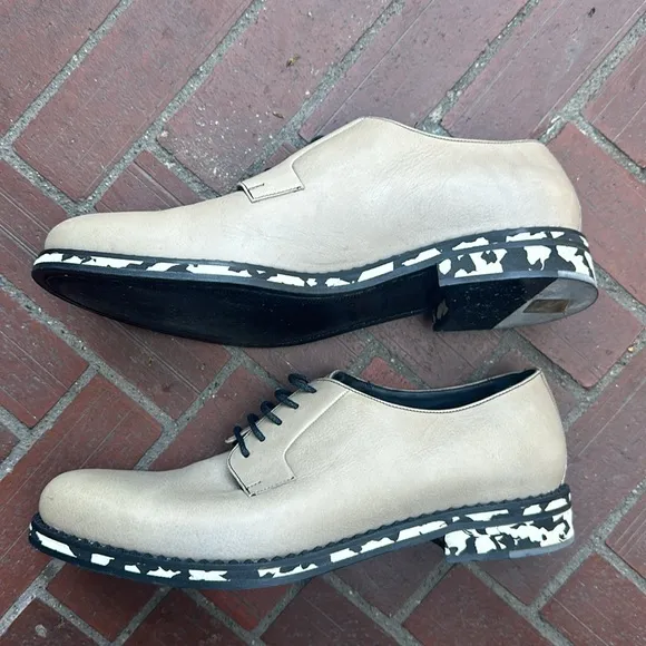 Jimmy Choo grey leather shoes with spotted funky soles. Size 43 EU