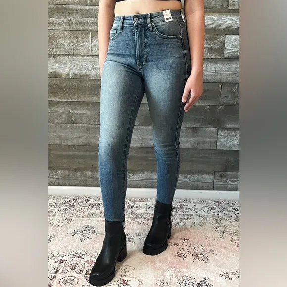 judy blue high waist tummy control top contrast wash skinny jean JB88767REG MD