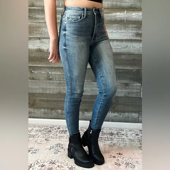 judy blue high waist tummy control top contrast wash skinny jean JB88767REG MD