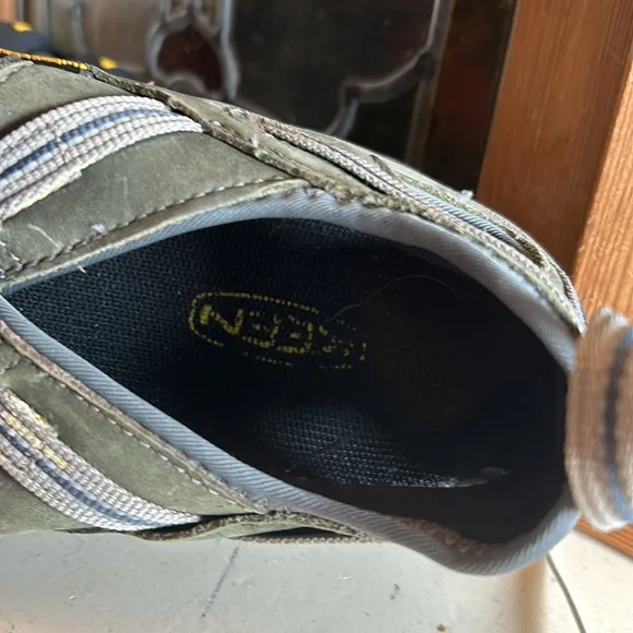 KEEN  like new Newport green Leather sandals