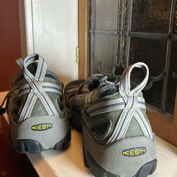 KEEN  like new Newport green Leather sandals