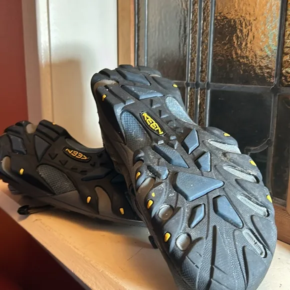 KEEN  like new Newport green Leather sandals