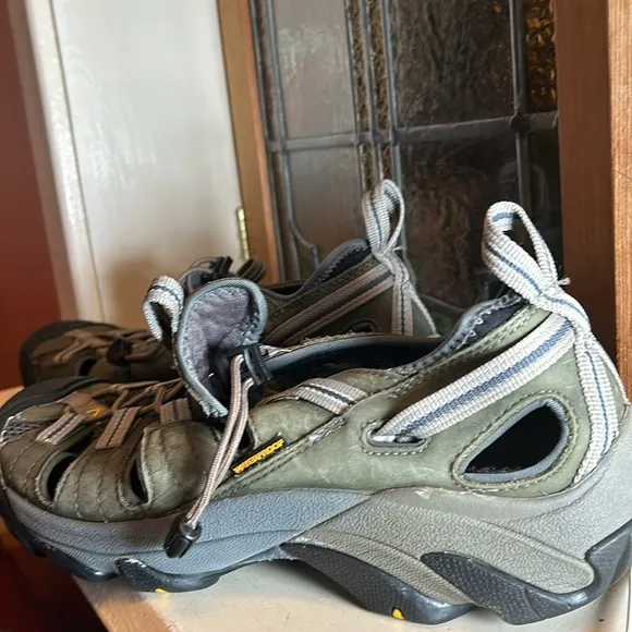 KEEN  like new Newport green Leather sandals