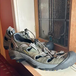 KEEN  like new Newport green Leather sandals