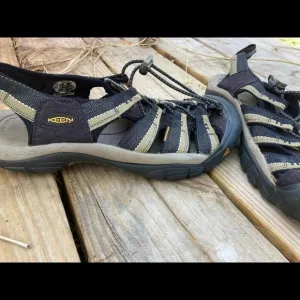 𝅺KEEN Newport H2 Men’s Hiking Water sandals size 8
