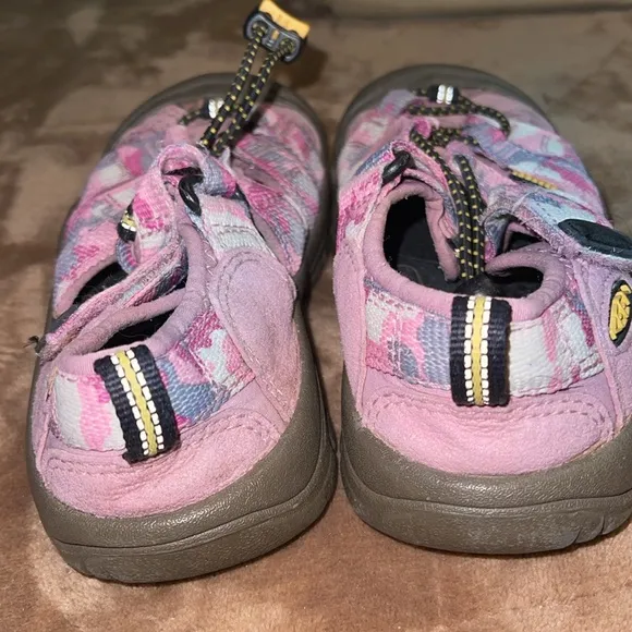 KEEN YOUTH NEWPORT PINK/GRAY CAMOUFLAGE WASHABLE SANDALS