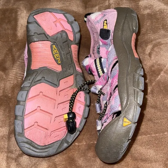 KEEN YOUTH NEWPORT PINK/GRAY CAMOUFLAGE WASHABLE SANDALS