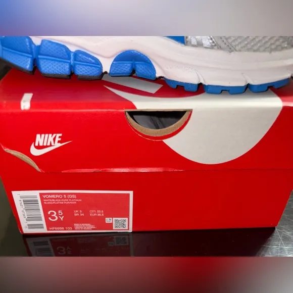 Kids Nike Vomero 5 size 3.5Y