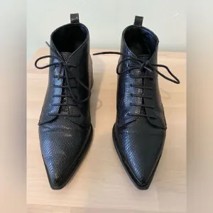 Made in Spain Uterque Black Snakeskin Patterned Leather Shoes