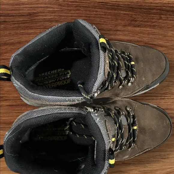Men’s Skechers Leather Waterproof Brown Yellow Hiking Boots, Size 8 1/2.