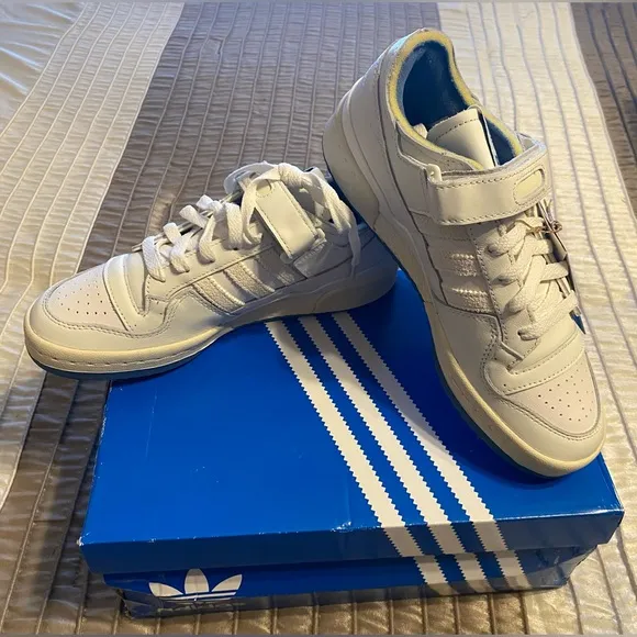 NEW- Adidas FORUM 84 LOW SHOES. Originals. Size 6.  (Box dented)