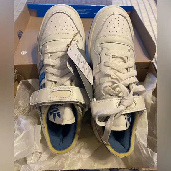 NEW- Adidas FORUM 84 LOW SHOES. Originals. Size 6.  (Box dented)
