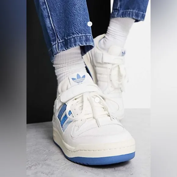 NEW- Adidas FORUM 84 LOW SHOES. Originals. Size 6.  (Box dented)
