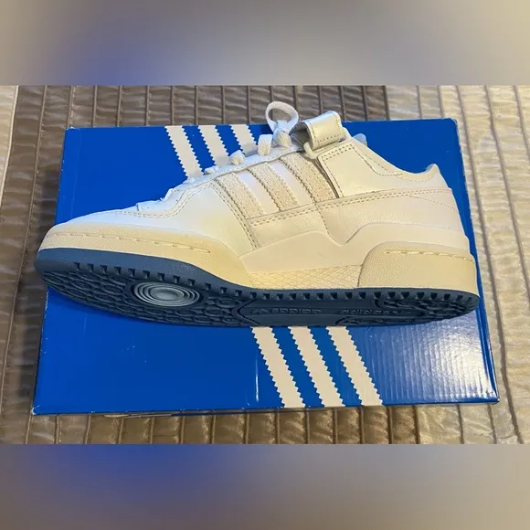 NEW- Adidas FORUM 84 LOW SHOES. Originals. Size 6.  (Box dented)