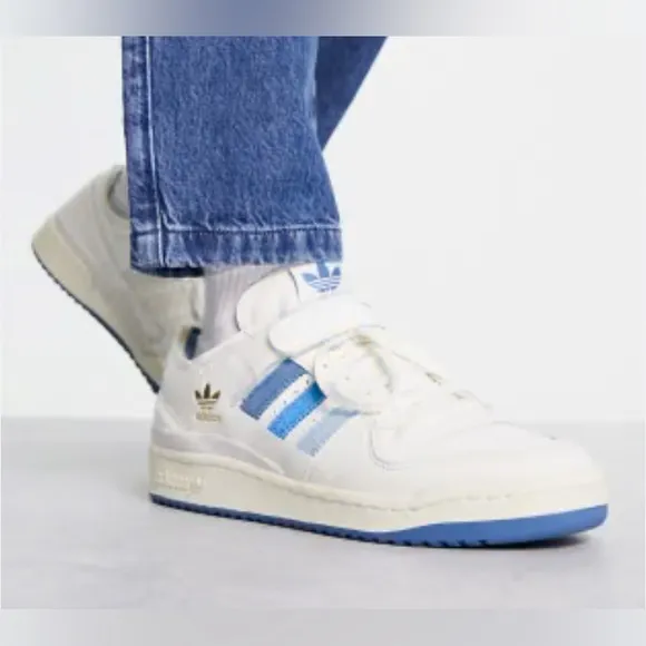 NEW- Adidas FORUM 84 LOW SHOES. Originals. Size 6.  (Box dented)