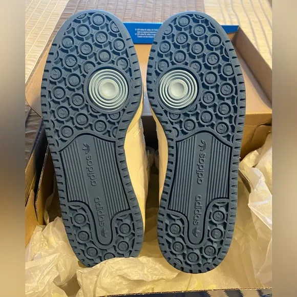 NEW- Adidas FORUM 84 LOW SHOES. Originals. Size 6.  (Box dented)