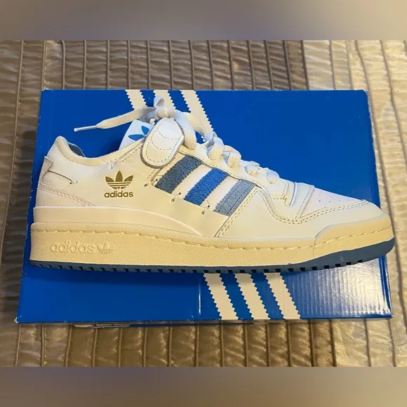 NEW- Adidas FORUM 84 LOW SHOES. Originals. Size 6.  (Box dented)