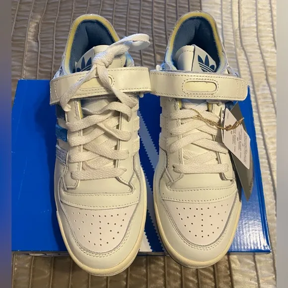 NEW- Adidas FORUM 84 LOW SHOES. Originals. Size 6.  (Box dented)