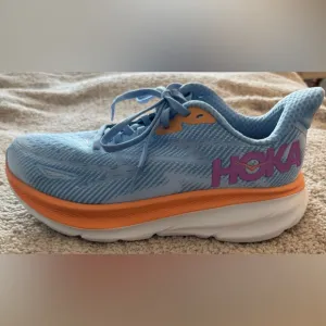 New Hoka Clifton 9 Coastal Sky with Vibrant Orange Trim Athletic Shoes Size 6D