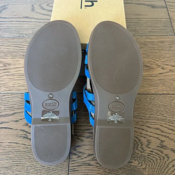 NEW IN BOX! Earth Woman's Desty Round Toe Woven Casual Slip-on Blue Sandals Sz 7