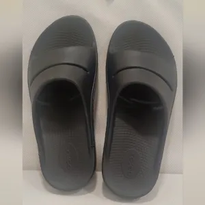 NEW - OOFOS BLACK SLIDE STYLE SANDALS