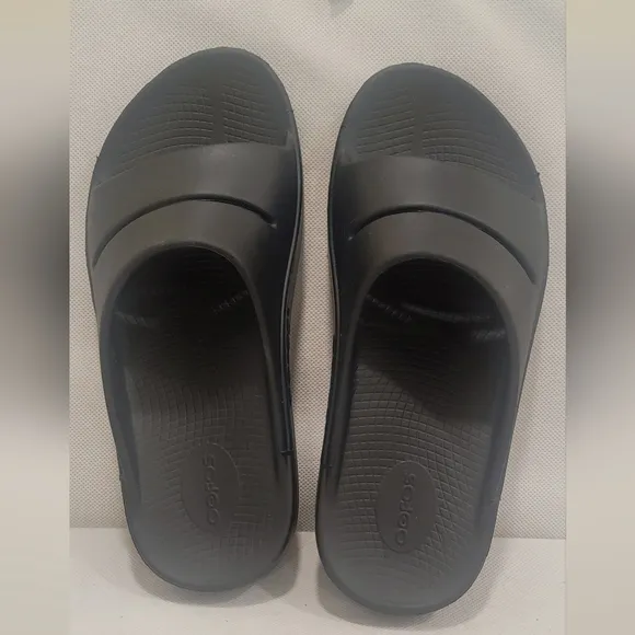 NEW - OOFOS BLACK SLIDE STYLE SANDALS
