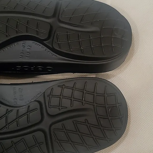 NEW - OOFOS BLACK SLIDE STYLE SANDALS