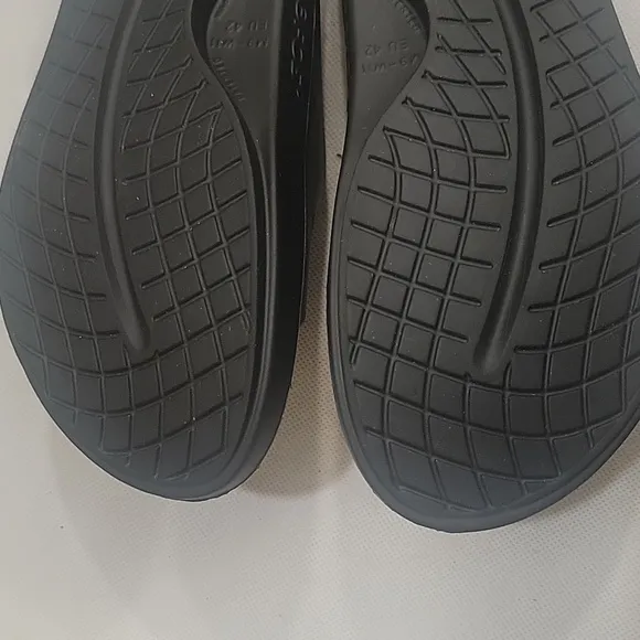 NEW - OOFOS BLACK SLIDE STYLE SANDALS